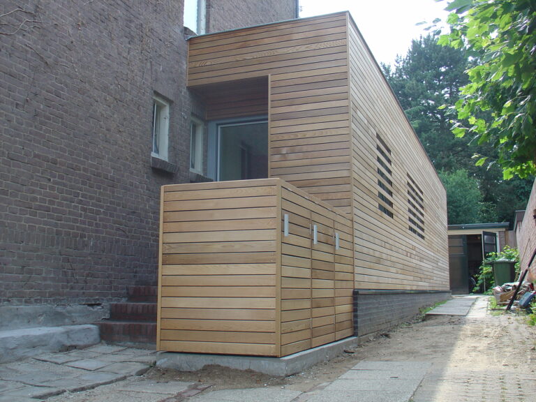 Houten aanbouw met nieuwe keuken in Amersfoort