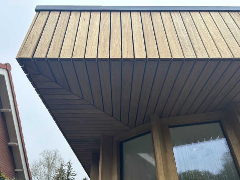 Houten uitbouw met grote glaspartijen in Amersfoort